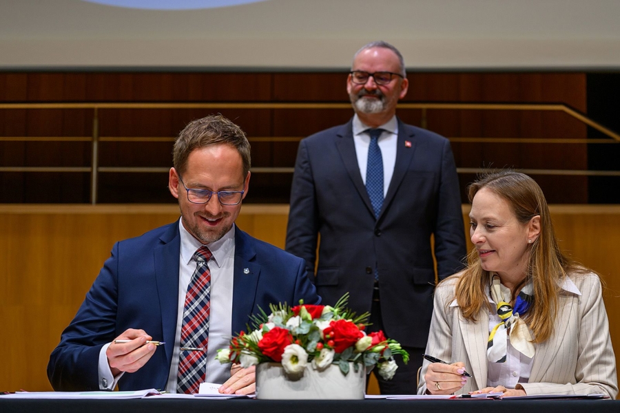 Na zdjęciu prezydent Jakub Kwaśny i ministra Katarzyna Pełczyńska-Nałęcz, którzy podpisują umowy do projektu "Idea Tarnów", z tyłu stoi amasador Szwajcarii w Polsce Fabrice Filliez.